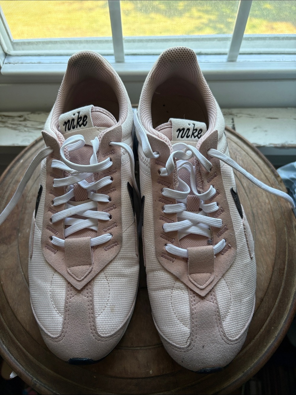 Nike Air Women’s Sneakers in Light Pink with Black Swoosh Size 7.5